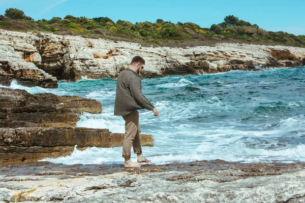 Uomo Passeggiando Sulla Spiaggia Rocciosa Ventoso Giorno Vacanza Estiva Godere — Foto Stock