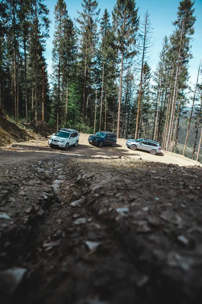 Auto Cestování Koncept Suv Jízdy Venkovské Silnici Vedoucí Hor Letní — Stock fotografie