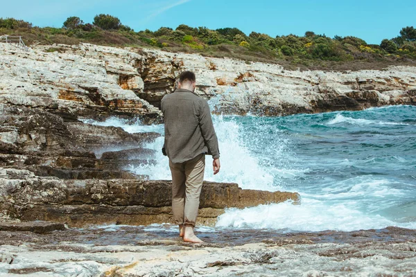 Homem Andando Pela Praia Rochosa Férias Verão Dia Ventoso Desfrutar — Fotografia de Stock