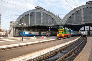 Tren istasyonundaki trenler boşluğu kopyaladılar