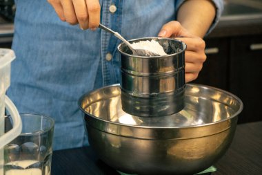 Un ile yemek pişiren kadın.