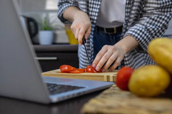 Mulher Corte Tomates Placa Casa Cozinha Espaço Cópia Foco Suave — Fotografia de Stock