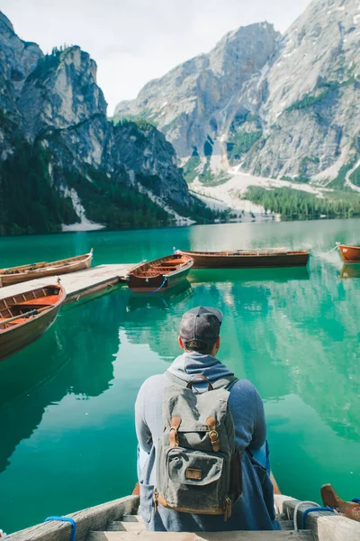 Hombre Con Mochila Mirando Fabulosa Vista Del Lago Montaña Espacio — Foto de Stock