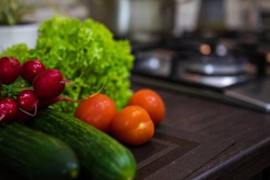 Turp salatalıklı domates salatası sağlıklı taze yiyeceği kaplar.