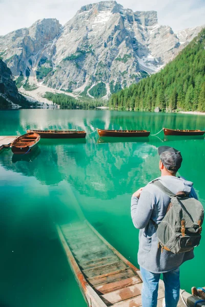 Muž Batohem Při Pohledu Nádherné Výhled Horské Jezero Kopírovat Prostor — Stock fotografie