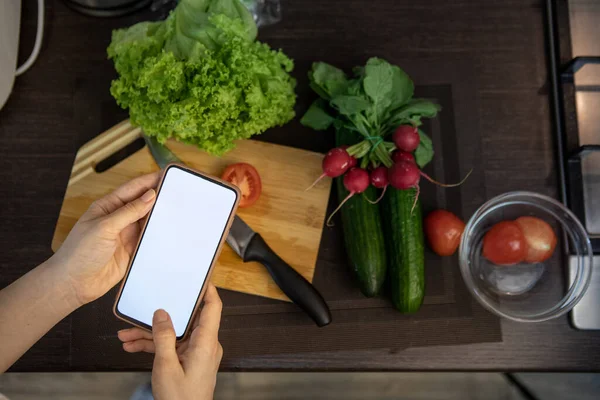 Telefonu beyaz ekran ile tutarken taze salata kopyalama alanı