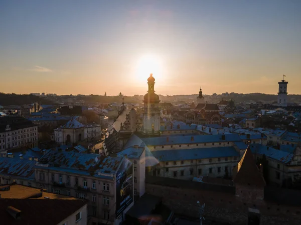 Vista Aérea Puesta Sol Sobre Vieja Ciudad Europea Campanario Iglesia — Foto de Stock