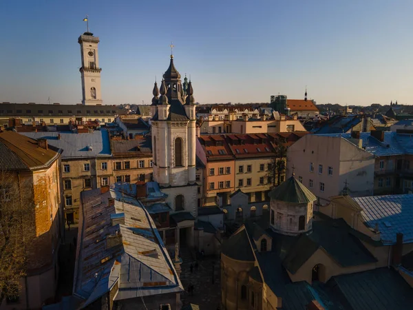 古いヨーロッパの都市の上の日没の空中ビュー 教会の鐘楼 建築だ ドローン撮影 — ストック写真