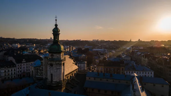 Vista Aérea Puesta Sol Sobre Vieja Ciudad Europea Campanario Iglesia — Foto de Stock