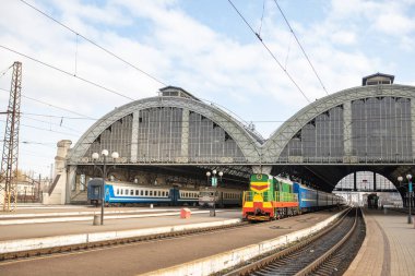 Tren istasyonundaki trenler boşluğu kopyaladılar