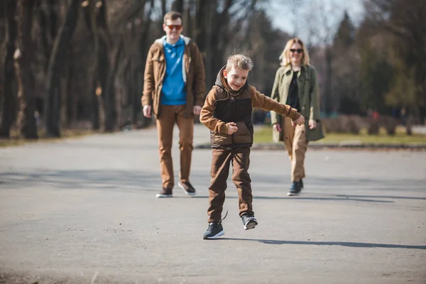 Şehir Parkında Küçük Aktif Bir Çocukla Genç Sevimli Bir Aile — Stok fotoğraf