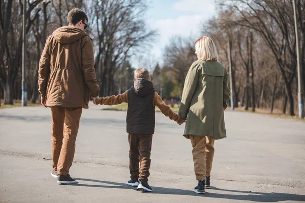 Joven Familia Feliz Padre Madre Hijo Vista Desde Atrás Caminando —  Fotos de Stock