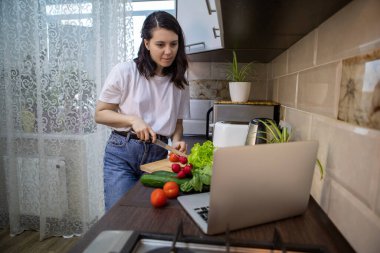 Kadınlar dizüstü bilgisayarda yemek tarifi kontrol ediyorlar. Kopya alanı