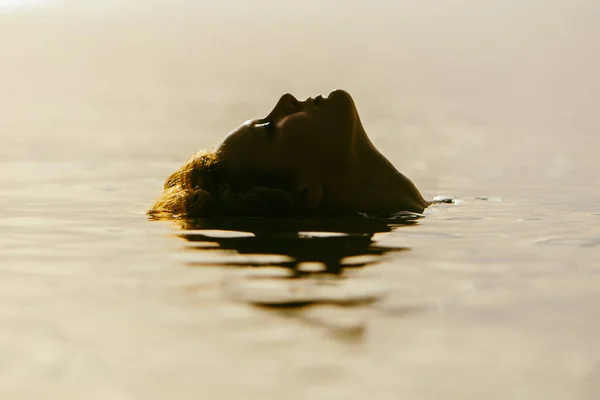 Yaz Tatilinde Gün Batımında Deniz Suyundaki Kadın — Stok fotoğraf
