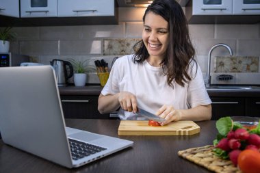 Kadınlar dizüstü bilgisayarda yemek tarifi kontrol ediyorlar. Kopya alanı