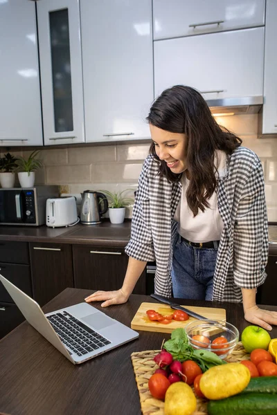 Mulher Cozinhar Verificando Receita Espaço Cópia Laptop — Fotografia de Stock