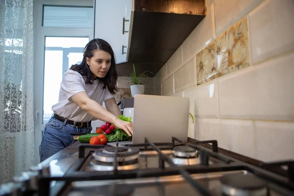 Mulher Cozinhar Verificando Receita Espaço Cópia Laptop — Fotografia de Stock