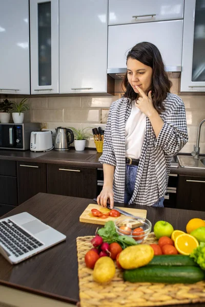 Mulher Cozinhar Verificando Receita Espaço Cópia Laptop — Fotografia de Stock