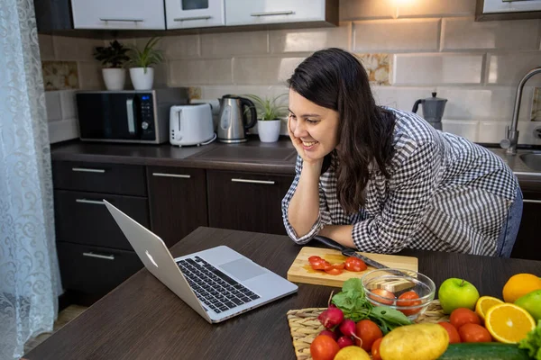 Mulher Cozinhar Verificando Receita Espaço Cópia Laptop — Fotografia de Stock