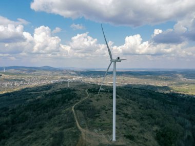 Rüzgar türbinleri yeşil yenilenebilir enerji gökyüzü bulutları