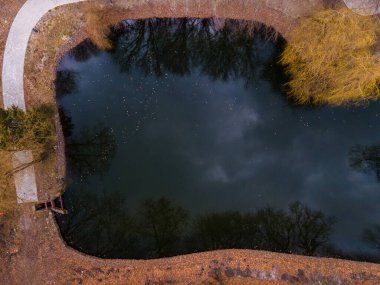 Ormandaki şehir parkı gölünün havadan görüntüsü.