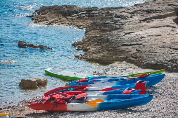 Beaucoup Kayaks Plage Rocheuse Copier Espace Activités Nautiques Estivales — Photo
