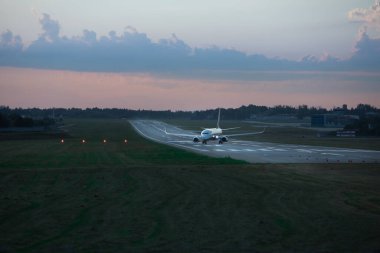Lviv, Ukrayna - 10 Ağustos 2020: günbatımında uçak pistinde. Boşluğu kopyala
