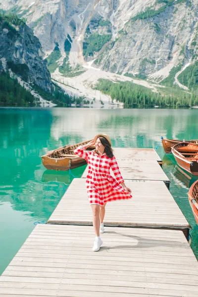 Joven Mujer Bonita Vestido Rojo Caminando Por Muelle Madera Con — Foto de Stock