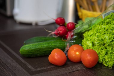Salatalık, salatalık, domates salatası.