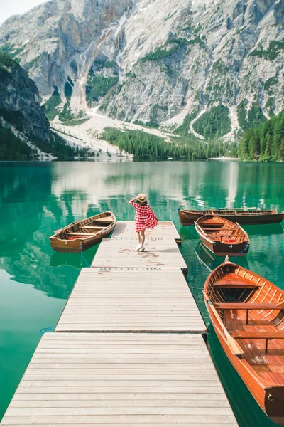 Joven Mujer Bonita Vestido Rojo Caminando Por Muelle Madera Con — Foto de Stock