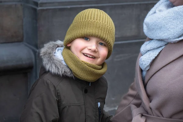 Retrato Niño Cinco Años Sonriente Sombrero Aire Libre Primavera Otoño —  Fotos de Stock