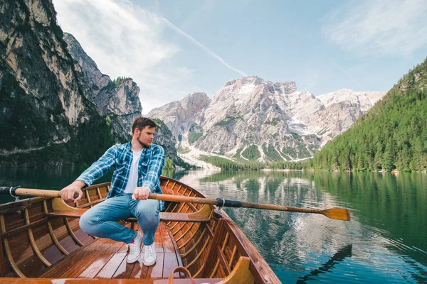Hombre Remando Barco Lago Montaña Espacio Copia Vacaciones Verano — Foto de Stock