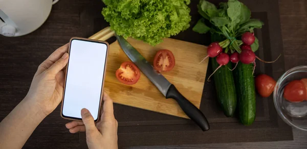 Holding Phone White Screen Cooking Fresh Salad Copy Space — Stock Photo, Image