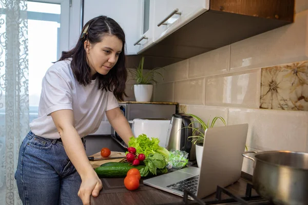Laptopta yemek pişiren kadın tarifi