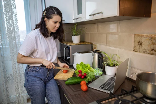 Mulher cozinhar verificando receita no laptop — Fotografia de Stock