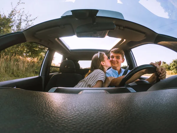 Junges Glückliches Paar Auto Road Trip — Stockfoto