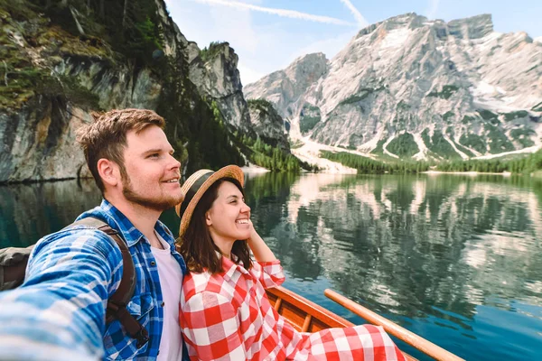 Par Romantiska Datum Båt Fjällsjö Kopieringsutrymme — Stockfoto