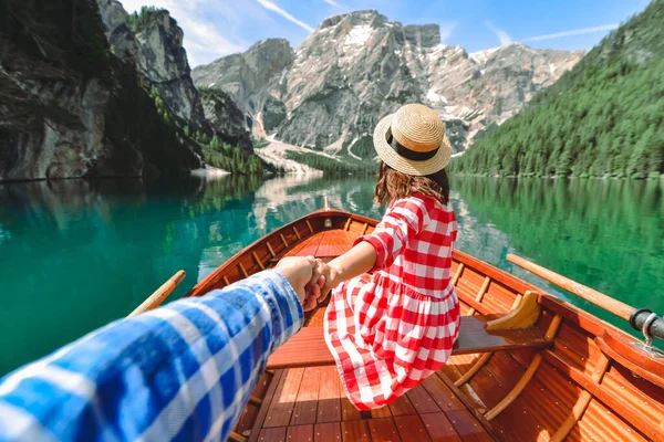 Sígueme Concepto Pareja Cogida Mano Barco Madera Lago Montaña Concepto —  Fotos de Stock