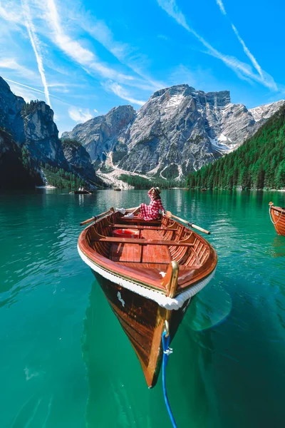 Mulher Sentada Grande Barco Marrom Lago Braies Lago Itália Férias — Fotografia de Stock