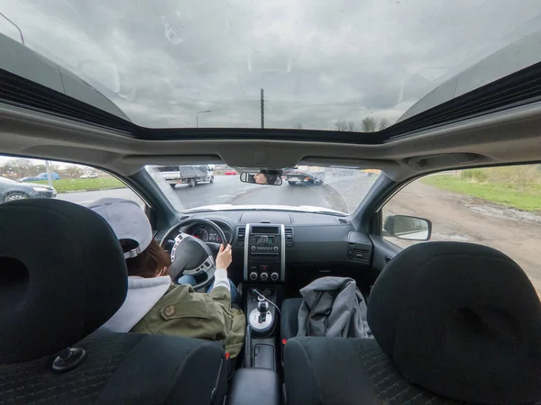 Mulher Dirigindo Carro Tempo Chuvoso Vista Dentro Painel Instrumentos Espaço — Fotografia de Stock