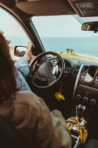 Mulher Sentada Carro Relaxado Olhando Para Praia Mar Férias Verão — Fotografia de Stock