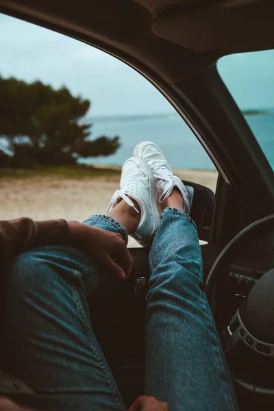 Woman Resting Car Parked Sea Beach Summer Vacation — Stock Photo, Image