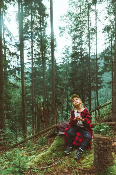 Pequena Menina Procura Cogumelos Floresta Verão Espaço Cópia — Fotografia de Stock