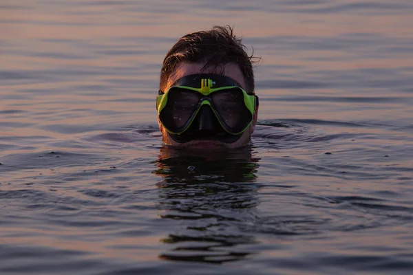 Man Met Snorkelmasker Water Bij Zonsondergang Close — Stockfoto