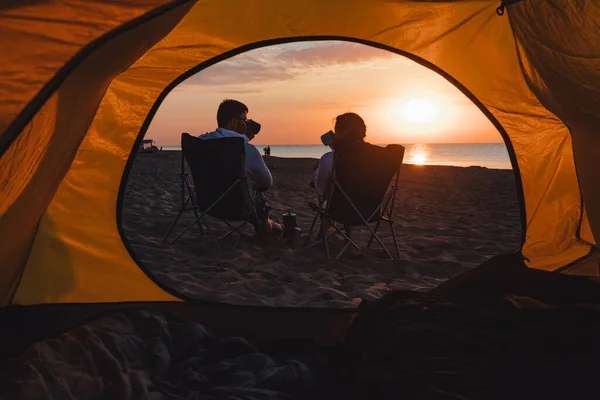 Giovani Adulti Coppia Guardando Alba Bere Caffè Seduto Sedia Campeggio — Foto Stock