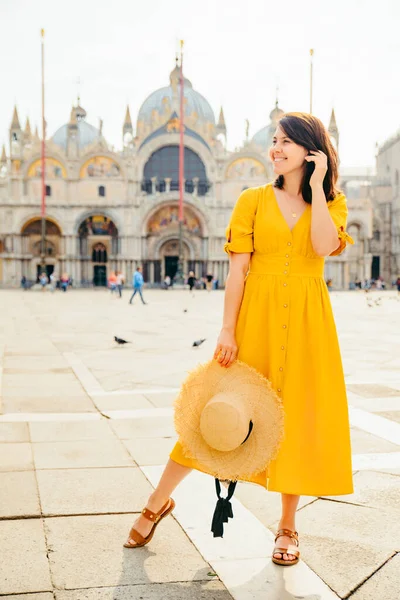 Mulher Deslumbrante Vestido Amarelo Andando Pela Cidade Praça Basílica Santo — Fotografia de Stock