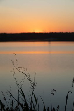 Gölün üzerinde gün batımı fotokopi alanı. Doğadaki güzellik