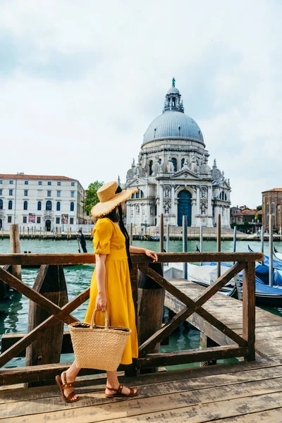 Mulher Vestido Verão Amarelo Andando Por Veneza Olhando Para Conceito — Fotografia de Stock