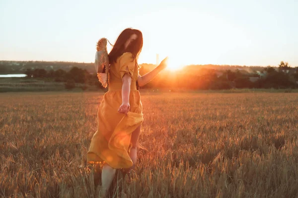 Žena Žlutých Šatech Kráčející Pšeničném Poli Letní Čas — Stock fotografie