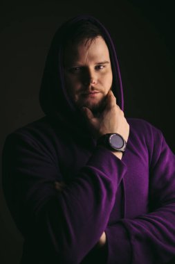 Güçlü sakallı bir adamın portresi.